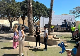 Varios concejales del equipo de Gobierno visitan las obras de este céntrico parque en la localidad.