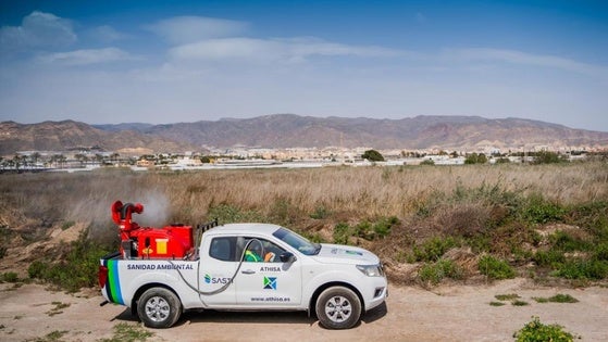 Roquetas profundiza las labores de desinfección y fumigación de bichos y mosquitos en la 'Urba'