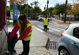 Dos mujeres se encargan de labores de mantenimiento.