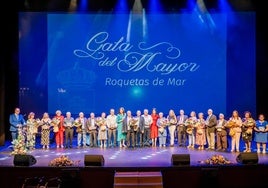 Foto de familia entre las asociaciones premiadas en Roquetas de Mar.