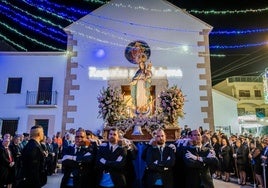 Imagen de la procesión de la patrona a su salida de la Iglesia de Nuestra Señora del Rosario en Roquetas de Mar