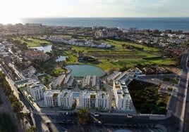 Más de 150 pisos y adosados se levantarán junto al campo de golf de Roquetas de Mar