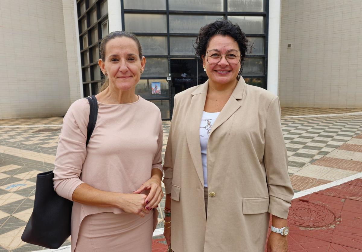 La parlamentaria andaluza Montserrat Cervantes, y la portavoz de Vox Roquetas, Soledad Pérez.