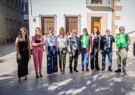 El alcalde de Roquetas, Gabriel Amat, junto con varias concejalas a la entrada del Ayuntamiento.