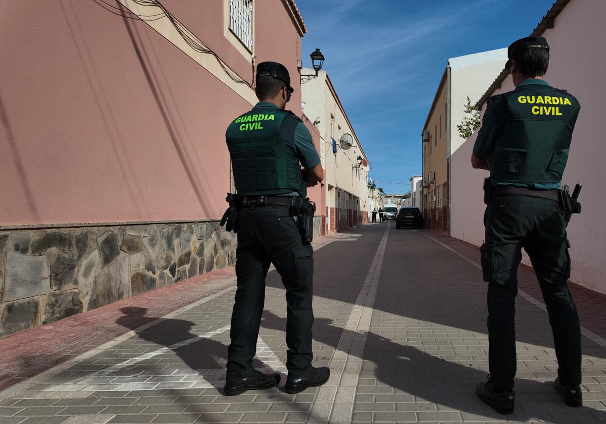 La Guardia Civil junto a la vivienda donde un hombre ha matado a su mujer.