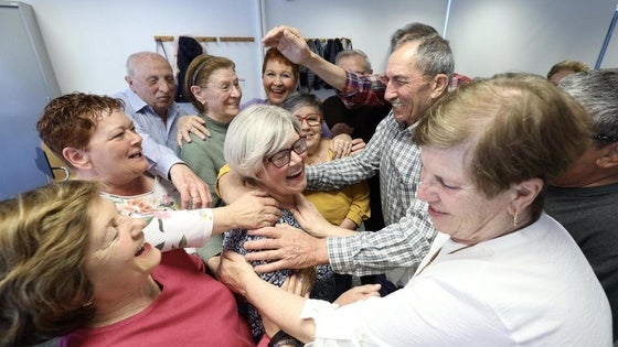 Los mayores de Vícar olvidan sus problemas con un taller