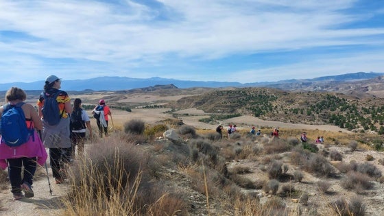 Medio centenar de vicarios visitan los dólmenes de Alicún y el sendero de la Acequia del Toril