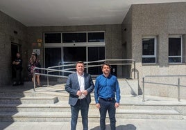Los concejales de Almería Avanza, Pepe Montoya y Daniel Zelalla, a la entrada del Ayuntamiento de Roquetas de Mar,