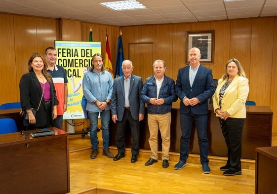 El alcalde, Gabriel Amat, junto al concejal de Comercio, presidente de Comercio y empresarios de la zona.