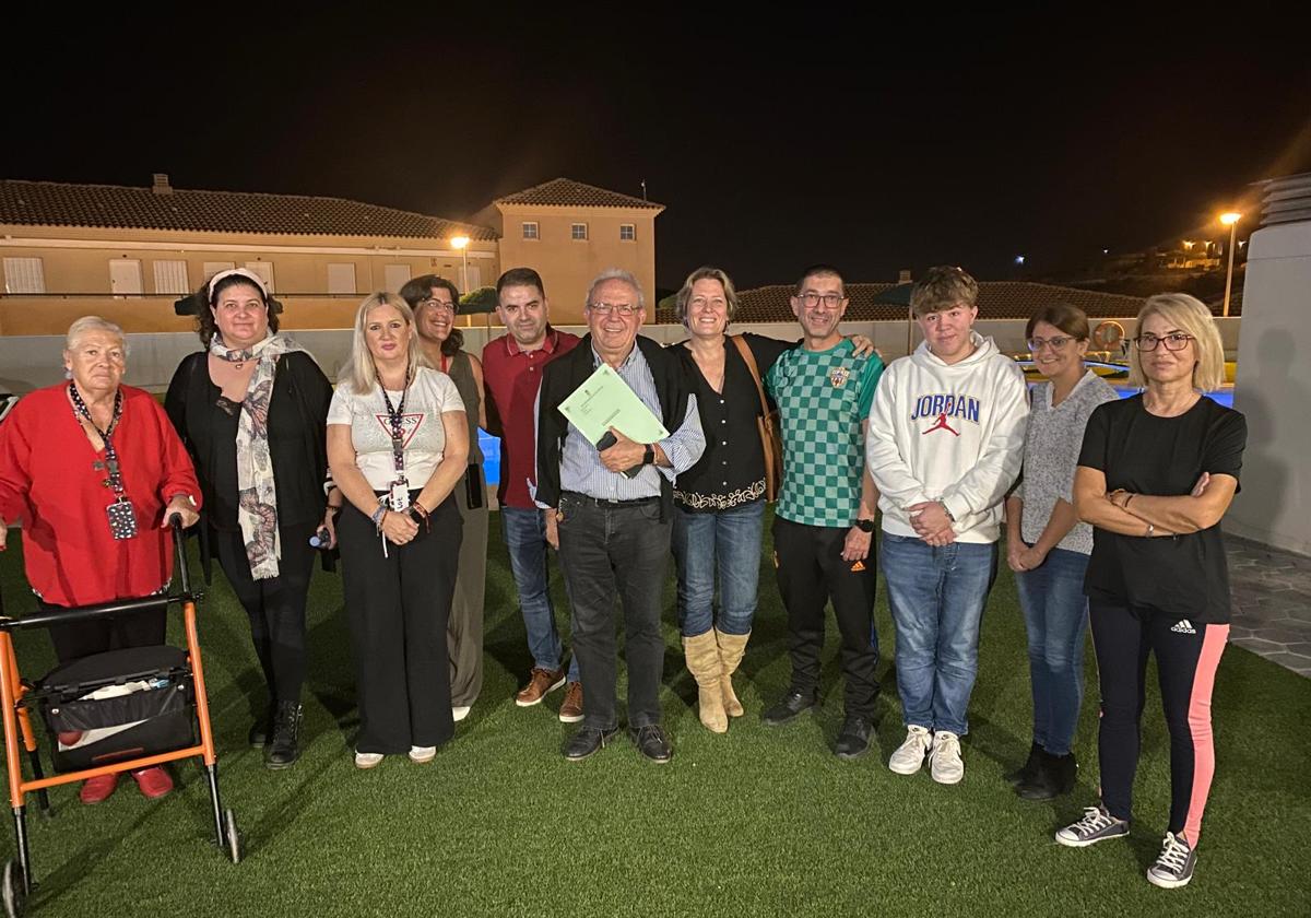 Una reunión que mantuvo el alcalde de Vícar, Antonio Bonilla, con los vecinos de La Envía.