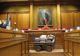 Carrito con expedientes de contratación cerrados por la Diputación de Almería que se mostraron a la oposición durante la celebración del pleno en el que se debatía el caso Hispano Almería.