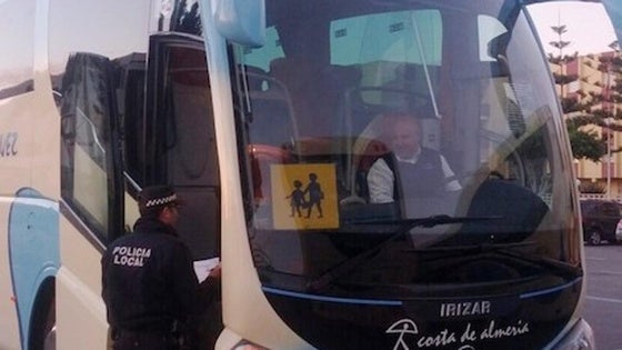 Vícar se une a una campaña que incide en la seguridad del transporte escolar