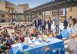 El alcalde de Roquetas, Gabriel Amat, y concejales del equipo de Gobierno visitan un centro educativo.