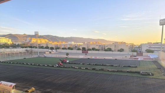 Vícar se pone «manos a la obra» para la sustitución del césped del Campo de fútbol de Las Cabañuelas