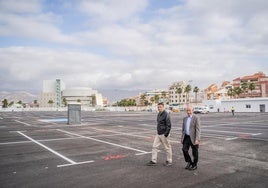 El alcalde de Roquetas de Mar, Gabriel Amat, visita las nuevas instalaciones en la que se instalará el mercadillo.