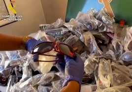 Detienen a un hombre por almacenar y vender más de 1.100 prendas falsificadas