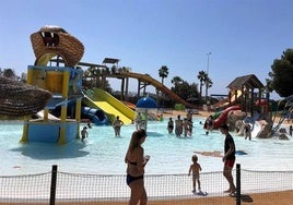 El Ayuntamiento de Roquetas abre un expediente al parque acuático por su reapertura sin permiso