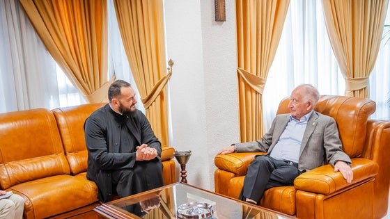 Gabriel Amat recibe al nuevo párroco que estará al frente de la Iglesia Ortodoxa Rumana de Roquetas