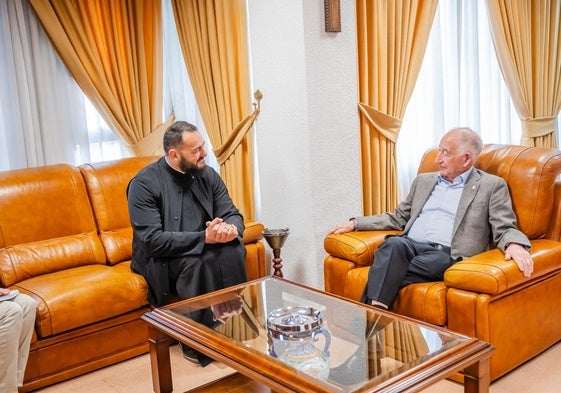 El padre Sorin charla con el alcalde de Roquetas, Gabriel Amat.