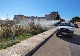 Uno de los vehículos que realizan labores de fumigación por la localidad de Roquetas de Mar.