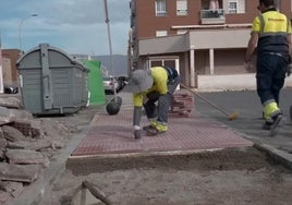 En la imagen se ven alguna de las labores realizadas próximas al Teatro Auditorio de Roquetas.