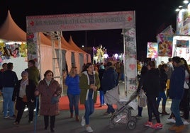Vícar se llena de puestos de comida y regalos en Navidad.