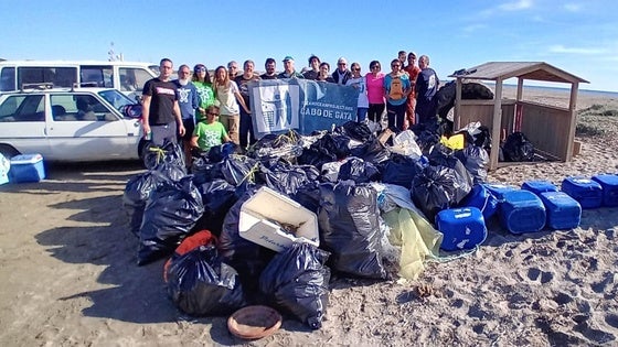 Voluntarios recogen 750 kilos de basuras de las playas de Punta Entinas