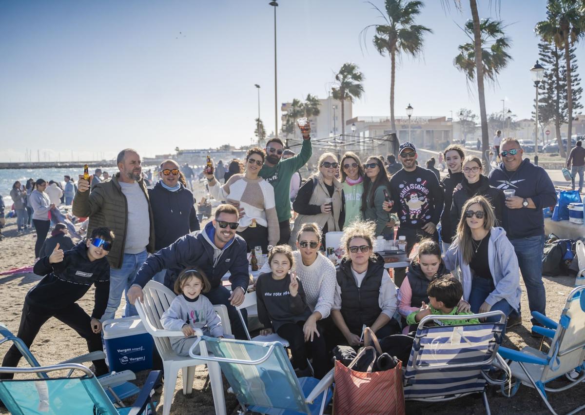 Imagen secundaria 1 - Roquetas de Mar despide el año con sus tradicionales moragas en las playas