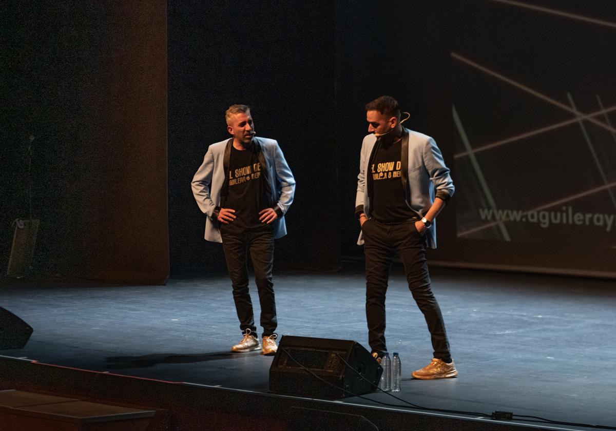 'Misión Impro-sible' llena el Teatro Auditorio de Roquetas con Aguilera y Meni