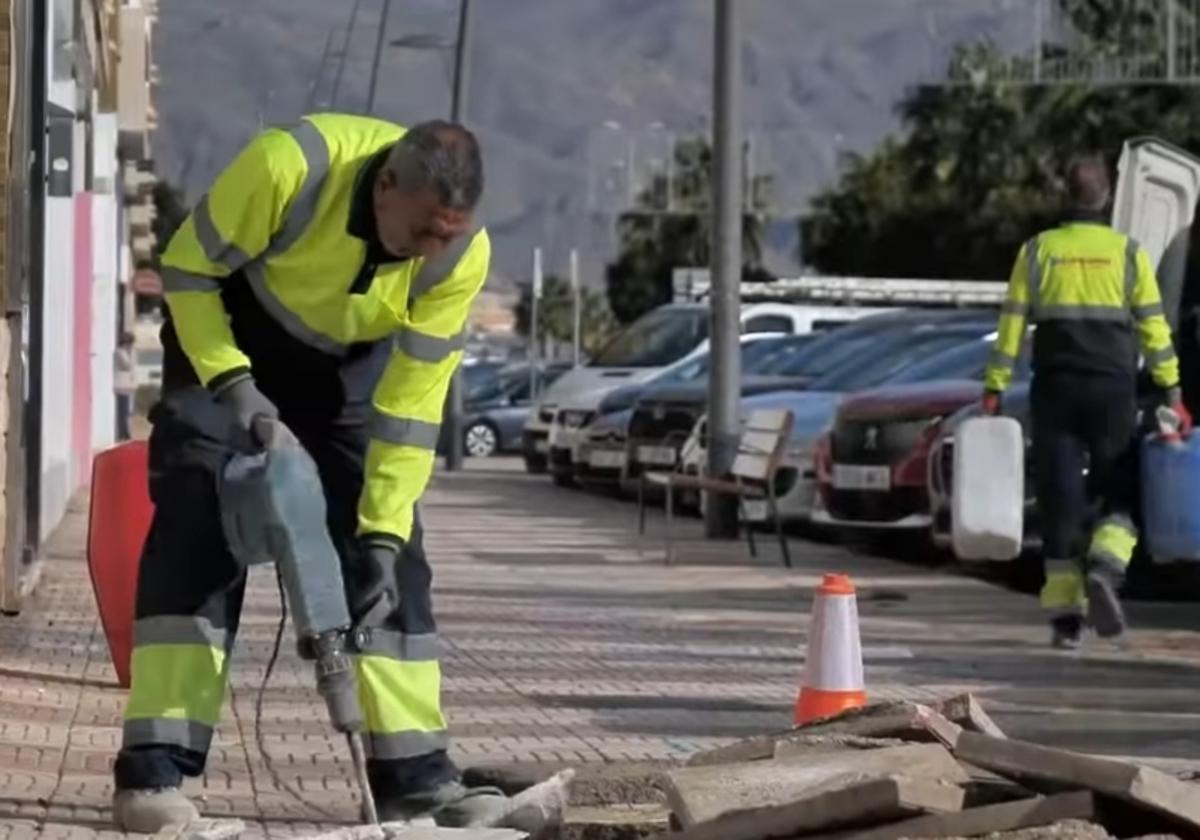 Un trabajador realiza labores en la Avenida Reino de España.