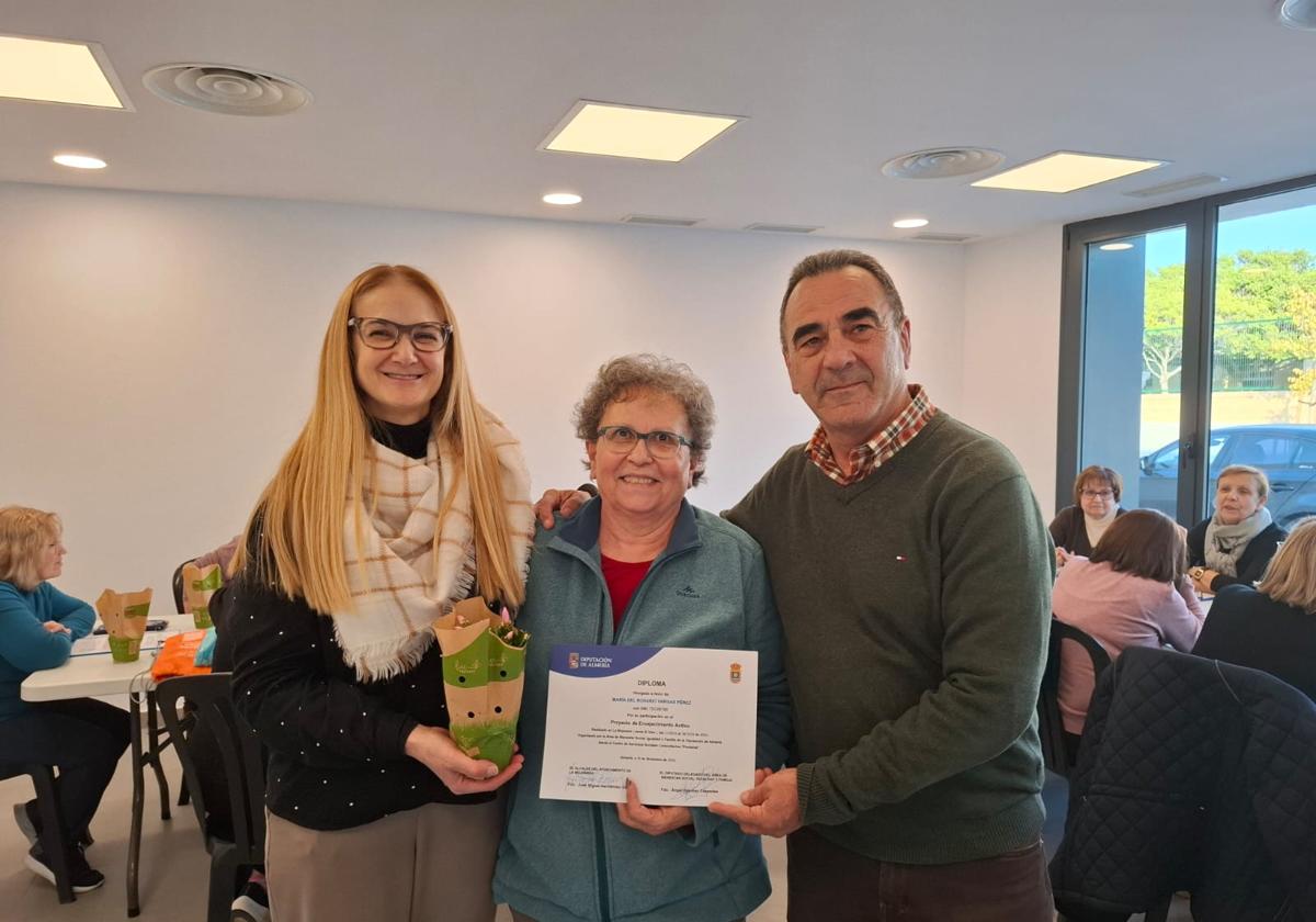 Una de las mujeres premiadas con un diploma en el municipio.