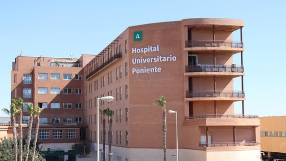 Evacuado al hospital tras caerle una rama encima en Roquetas de Mar