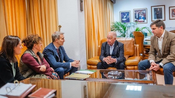 Roquetas y la Junta aúnan esfuerzos para favorecer el empleo de colectivos vulnerables y jóvenes