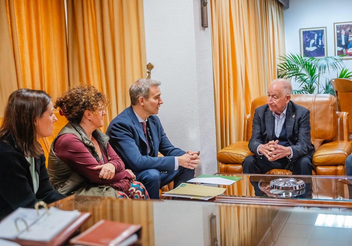 Reunión del alcalde de Roquetas con el consejero de la Junta.