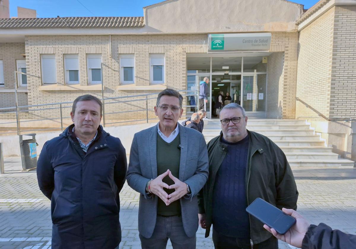 Los concejales roqueteros, Rafael Torres y Manolo García, junto al parlamentario, José Luis Sánchez Teruel.