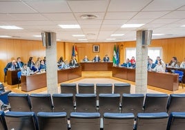 Imagen del pleno celebrado este jueves en el Ayuntamiento de Roquetas.