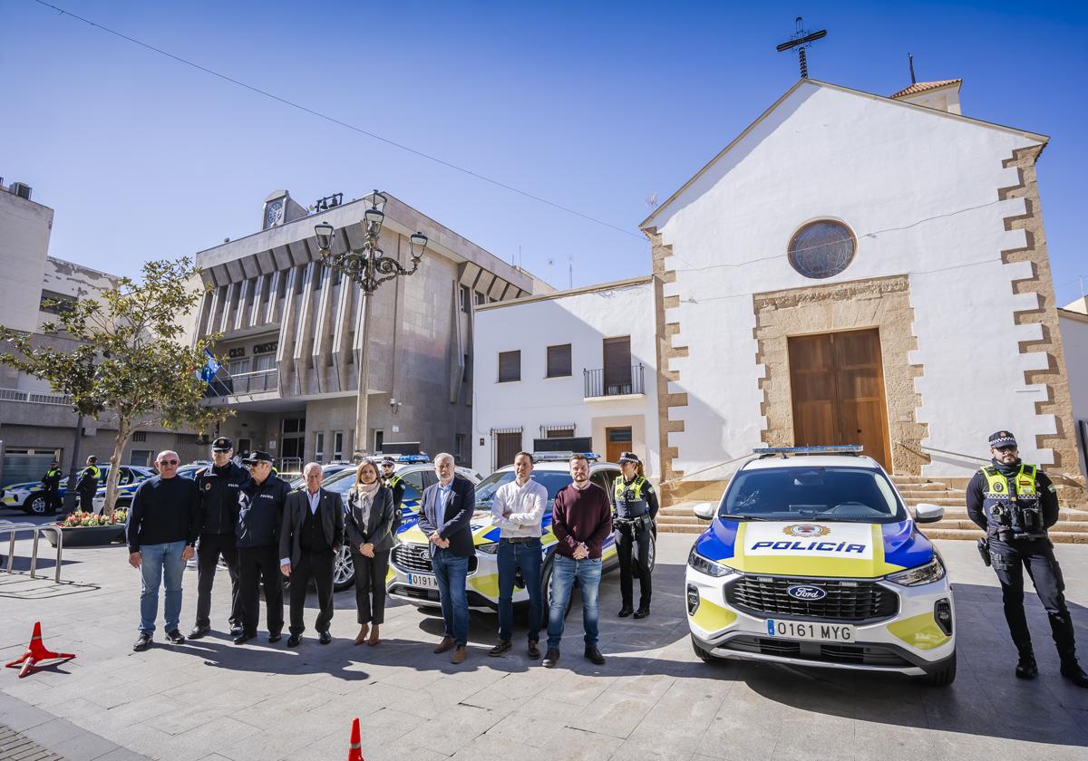 La presentación de los nuevos vehículos híbridos en Roquetas.