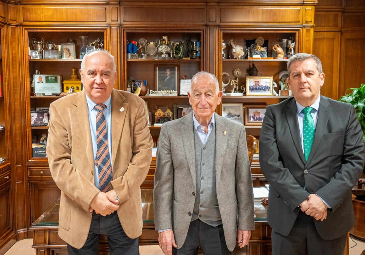 El alcalde de Roquetas de Mar, Gabriel Amat, se reunió con profesionales del ámbito de la salud.