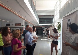 El alcalde de Vícar presta atención a una charla de un taller.