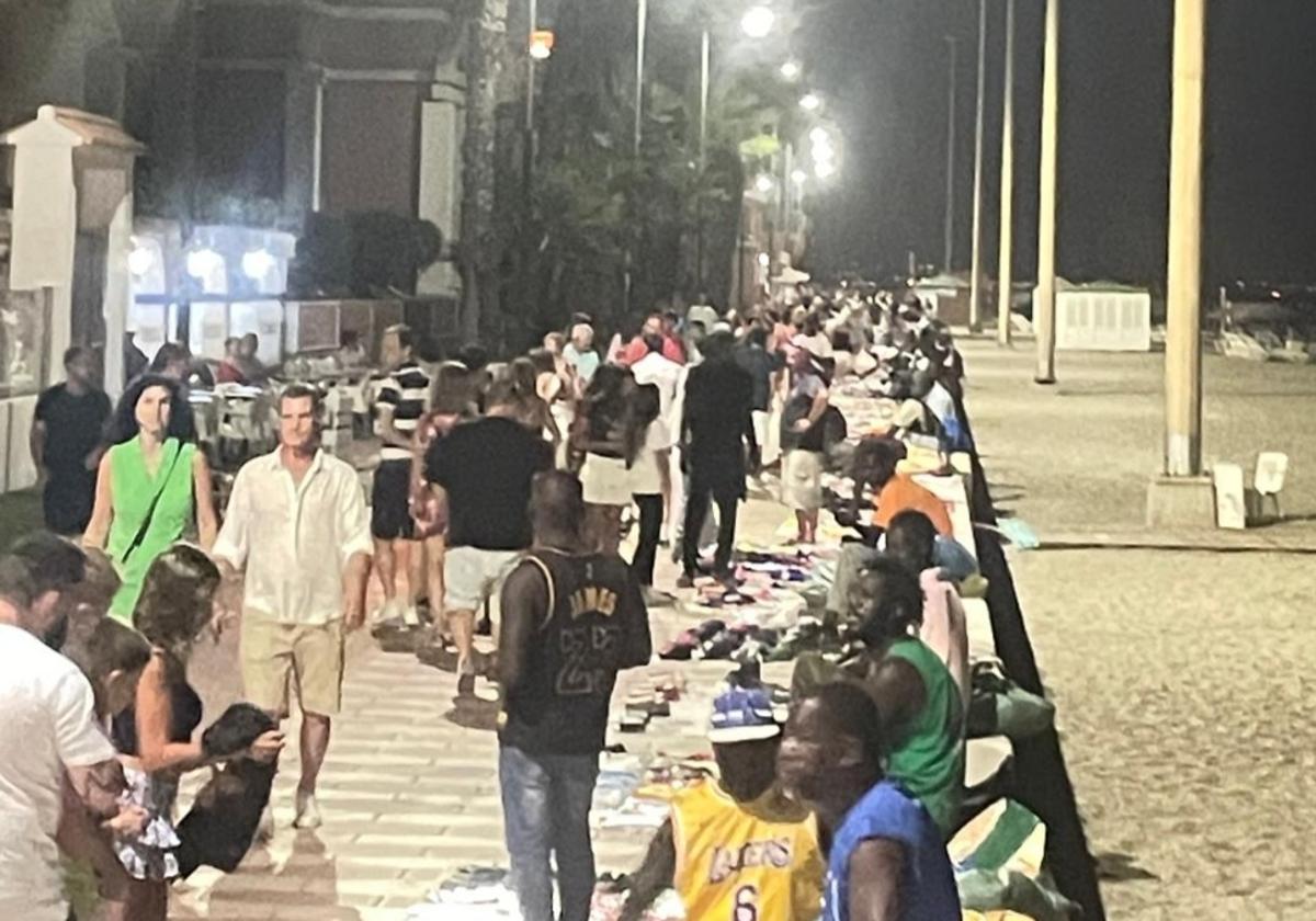 Imagen de varios puestos de venta ilegal en el Paseo Marítimo del municipio de Roquetas de Mar.