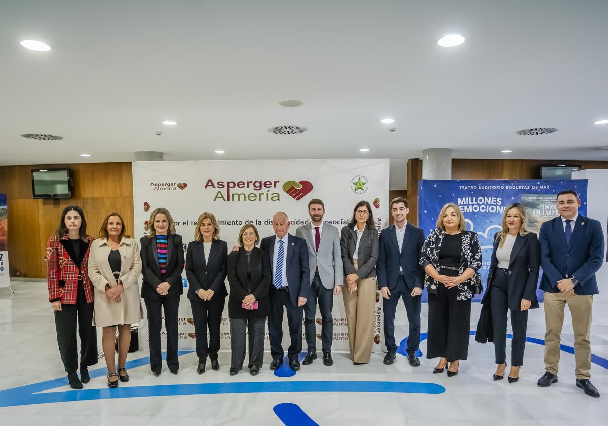 El alcalde de Roquetas, Gabriel Amat, asistió a la gala junto a algunos concejales del equipo de Gobierno.