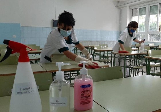 Trabajadoras se encargan de hacer labores de limpieza en un centro educativo.