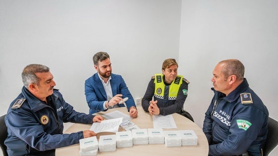 Roquetas entrega una herramienta a la Policía Local para facilitar la búsqueda de animales perdidos