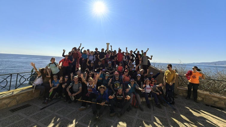 Medio centenar de excursionistas recorren la ruta de las Fundiciones en la Costa de Villaricos