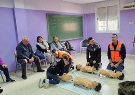 Voluntarios de Protección Civil Vícar en una RCP.
