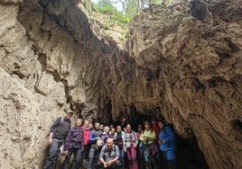 Foto de familia en uno de los lugares más llamativos de este municipio andaluz.