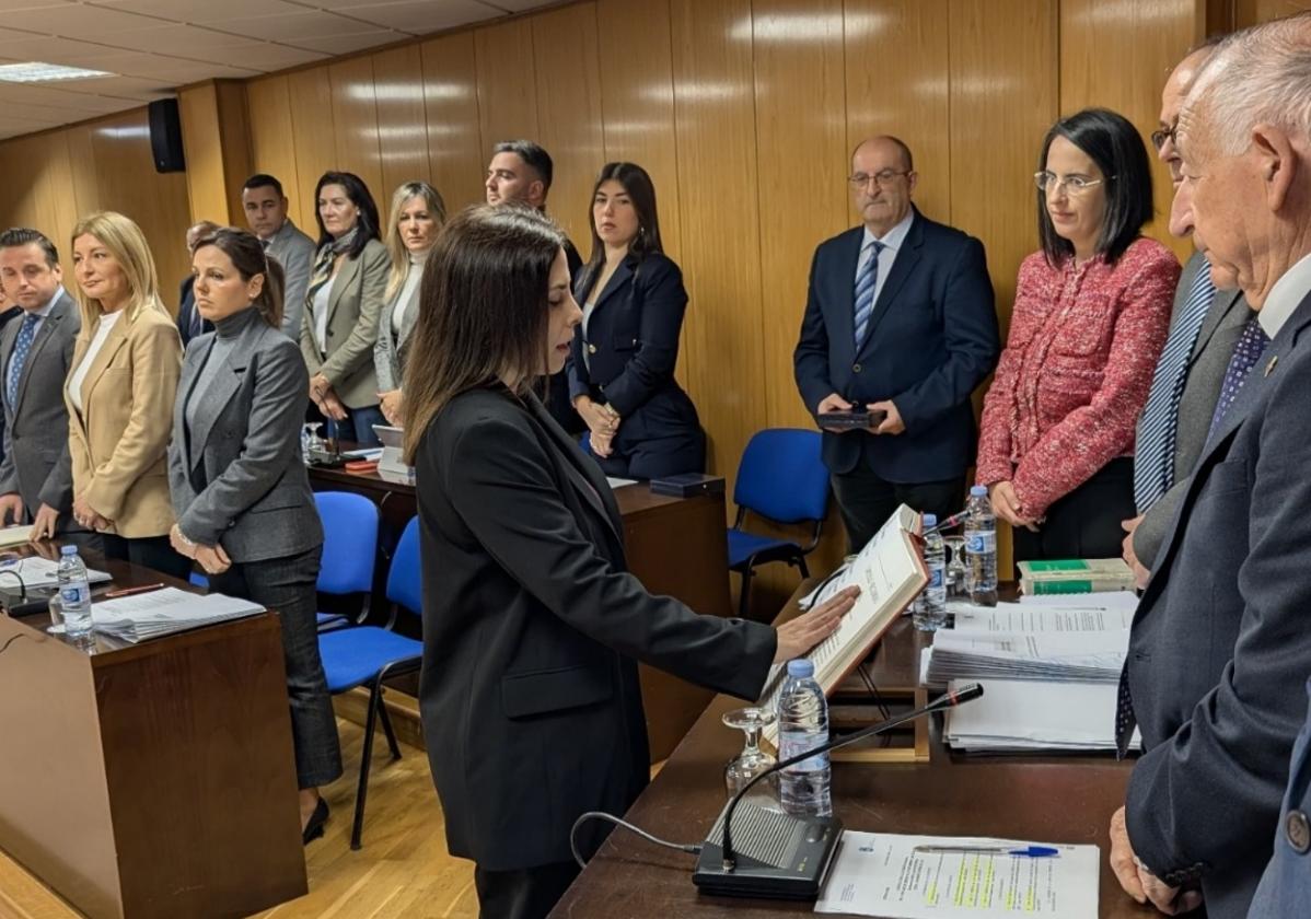 Reyes Ojeda (PSOE) toma posesión en el Ayuntamiento de Roquetas de Mar.