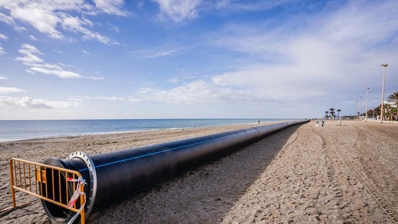 Roquetas avanza la instalación del nuevo aliviadero submarino para una mejor gestión del agua