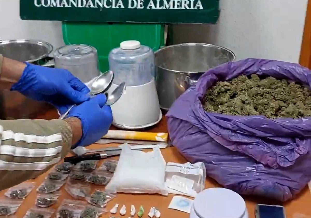 Desmantelan un laboratorio clandestino de droga en Roquetas de Mar