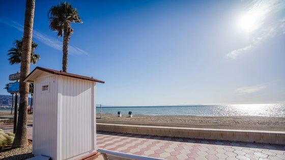 Roquetas instala nuevos aseos accesibles en paseos marítimos y en playas